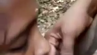 Desi lady sucks her lover’s dick outdoors on the farm