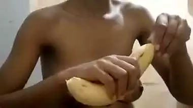 Desi lady fucks her wet pussy with a banana