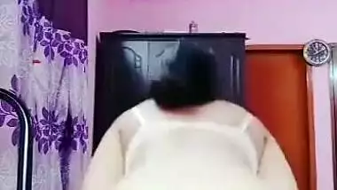 Sexy Indian Girl Showing Her Big Ass And Pussy