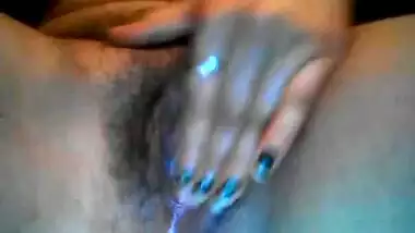 Super sexy lady fingering naked pussy on cam