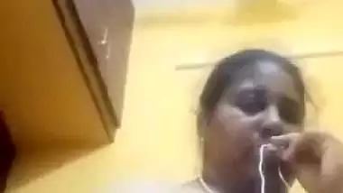 Mature Indian MILF boobs show and nakedness