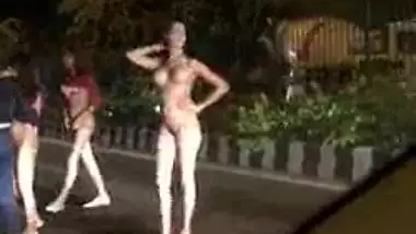 Sexy Shemales Stripping On Delhi Main Road