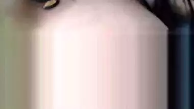 Amateur Indian model exposes everything and sings in XXX porn show