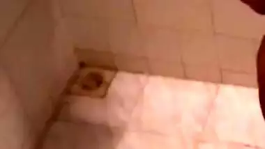 Bootylicious hefty BBW desi aunty masturbates while bathing XXX video