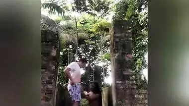 Culiando En Una Finca Abandonada