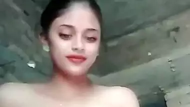 Nude MMS of a sexy desi girl fingering her pussy