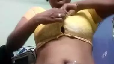 Desi aunty hot show 2