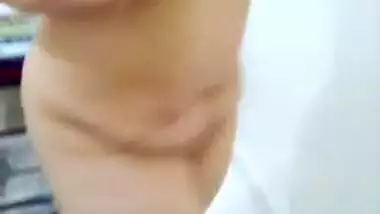Chubby Paki wife showing her nude body