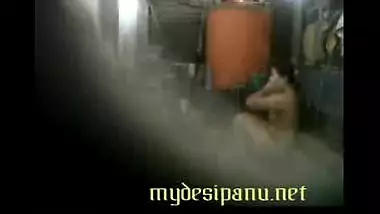 Neighbor aunty hot bath scene captured by voyeur