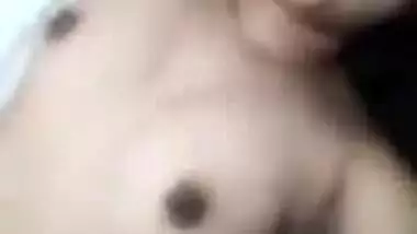 Cute Lankan girl topless nude selfie MMS