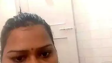 Horny Desi Bhabhi Bathing and Enjoy With Dildo