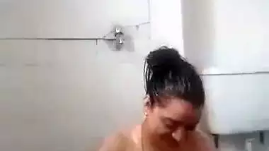 Desi sex video of husband fucking his wife during bath