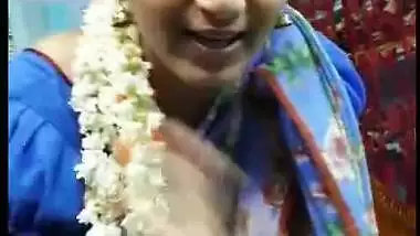 Hot Chennai housewife navel show.
