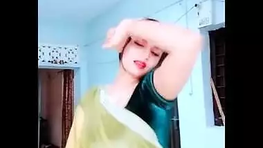 Cute newly wed mumbai housewife shivani singh navel show in transparent saree