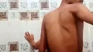 Bathroom mein chudai XXX