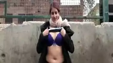 Teen Zarina Massouds Indian exhibitionism