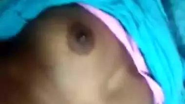 Milking Indian aunty while fucking