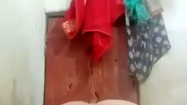 A milf from Dhaka masturbates during a bath