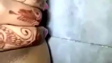 Indian woman plays with her nice shaved vagina