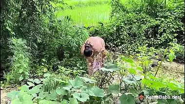 Indian sex video of a lady bathing outdoors in the stream