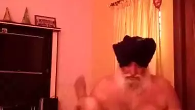 Aged Punjabi uncle tries to fuck his maid