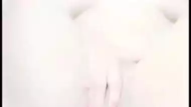 Nude Pakistani MILF spreads legs and sticks XXX toy into Desi anus