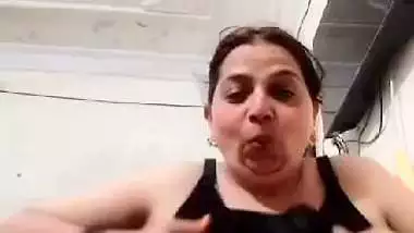 Desi lady role play and naked fingering video