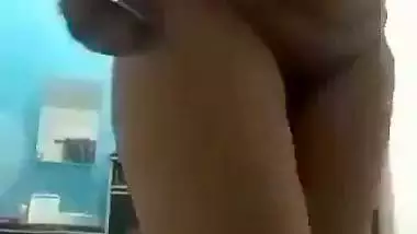 Indian nude lady strips her saree and masturbates